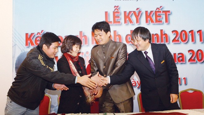  Ông Đoàn (đầu tiên từ bên phải) trong lễ ký kết với đối tác. ảnh: Cao Nhung