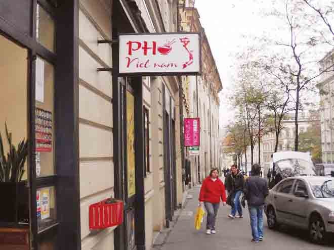  Tự hào biển hiệu ẩm thực Việt trên một khu phố cổ Praha