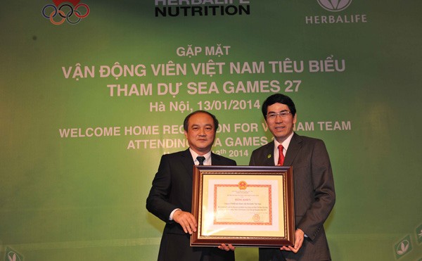 Đại diện VOC, Ông Vương Bích Thắng, trao kỷ niệm chương cho TS Nguyễn Thắng - TGĐ Herbalife Việt Nam - Campuchia tại sự kiện chào đón VĐV SEA Games 27 thành công trở về
