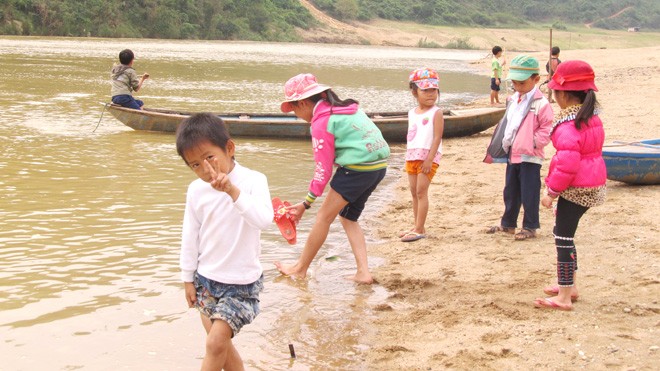 Học sinh của thôn Đầu Gò bên bến sông