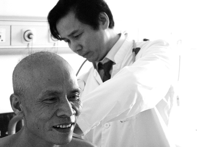 Giáo sư Bành Hiểu Xích thăm khám cho bệnh nhân