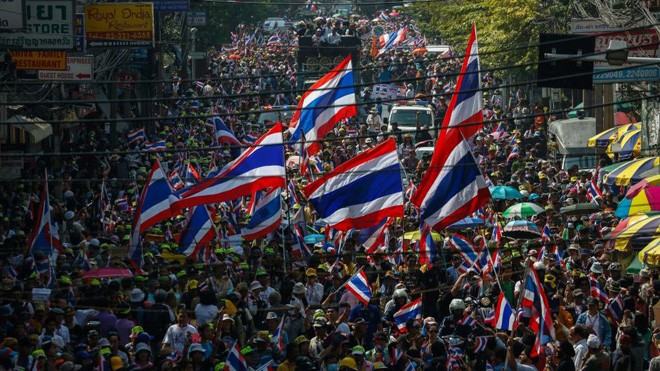 Vài ngàn người biểu tình tuần hành trên đường phố Bangkok cuối tuần qua. Ảnh: Athit Perawongmetha
