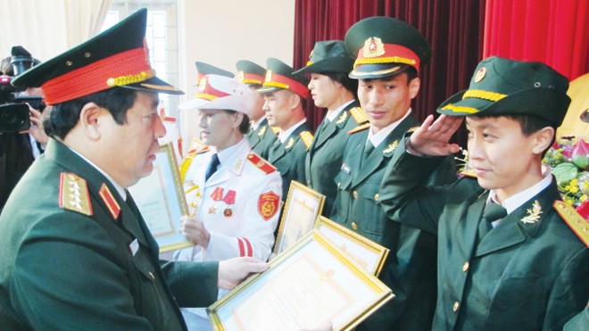 Bộ trưởng Quốc phòng Phùng Quang Thanh tặng bằng khen và biểu dương các HLV, VĐV quân đội đạt thành tích cao trong các giải quốc tế năm 2013. Ảnh: Thái Lê