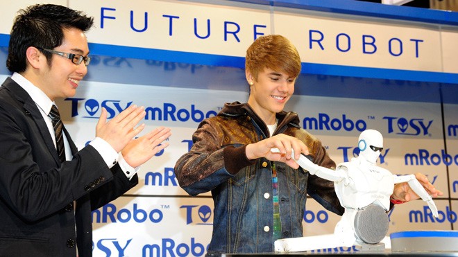 Giám đốc trẻ Hồ Vĩnh Hoàng và ngôi sao ca nhạc người Canada Justin Bieber tại Triển lãm Điện tử Tiêu dùng lớn nhất thế giới (CES) 2012 và nhảy cùng robot của Công ty TOSY