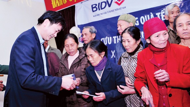 Đại diện BIDV và báo Tiền Phong trao quà cho cựu TNXP Hà Tĩnh. Ảnh: MT 
