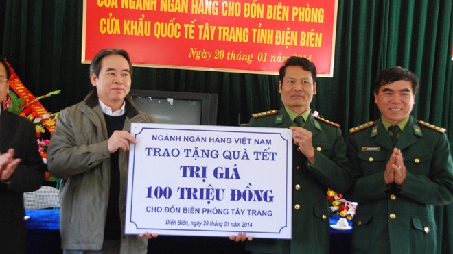 Thống đốc Nguyễn Văn Bình tặng quà cho Đồn Biên phòng Tây Trang. Ảnh: XB