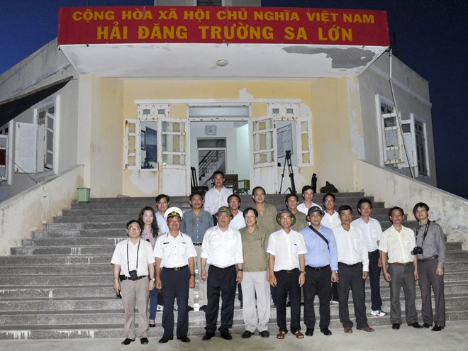 Bộ trưởng GTVT Đinh La Thăng ( hàng thứ nhất, thứ 3 từ trái sang) thăm và làm việc tại Trường Sa tháng 5/2013
