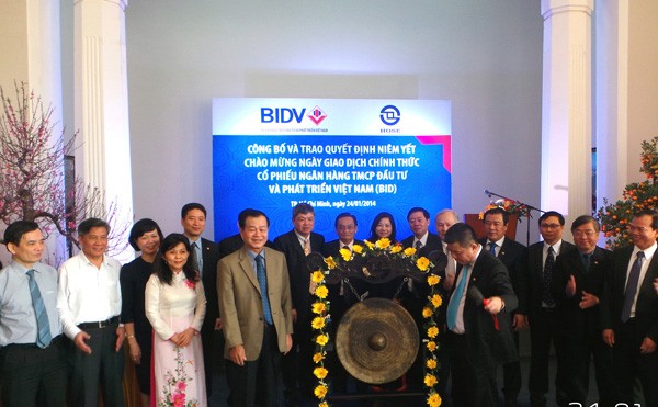 Chủ tịch HĐQT BIDV Trần Bắc Hà đánh chiêng mở đầu phiên giao dịch cổ phiếu BIDV