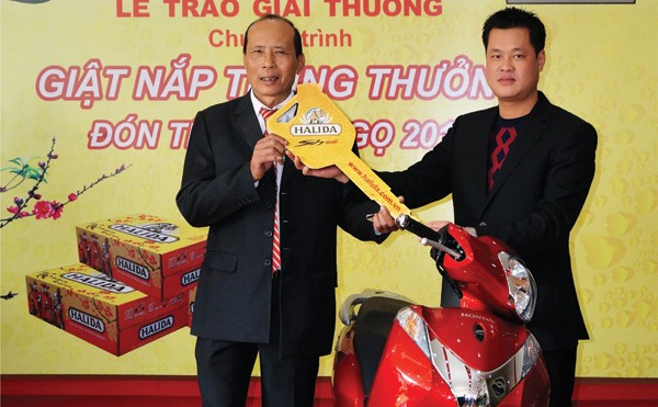 Ông Nguyễn Văn Tài (phải) đại diện nhà máy bia Đông Nam Á trao giải thưởng cho khách hàng