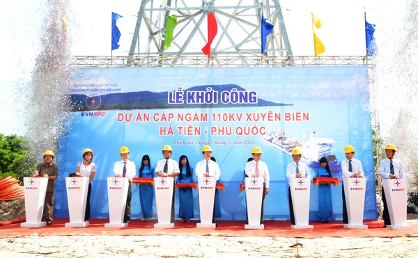 Bộ trưởng Công Thương Vũ Huy Hoàng (thứ 5 từ trái sang) bấm nút khởi công Dự án cáp ngầm 110kV xuyên biển Hà Tiên-Phú Quốc. Ảnh: đại dương