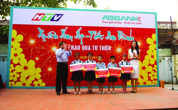 Ông Nguyễn Công Cảnh - P.TGĐ ABBANK cùng HH Hương Giang trao quà tết cho các em nhỏ