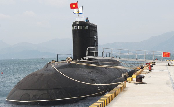 Thủy thủ tàu ngầm HQ 182 - Hà Nội đứng gác trên đài chỉ huy