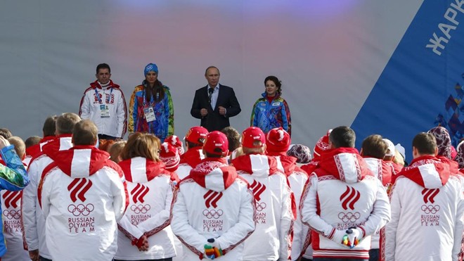 Tổng thống Vladimir Putin dự buổi xuất quân của đoàn thể thao Nga dự Olympic Sochi. Ảnh: AP