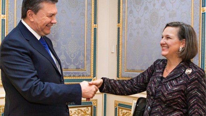 Bà Victoria Nuland trong một cuộc gặp với Tổng thống Ukraine Viktor Yanukovych ở Kiev. Ảnh: Itar-Tass