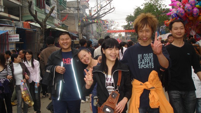 Thanh niên Trung Quốc vui vẻ sang Đồng Đăng trảy hội. Ảnh: Duy Chiến