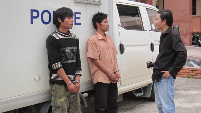 Hai kẻ sát nhân Hồ Văn Công và Hồ Văn Thành (bên trái) tại PC45 Công an Quảng Trị. ẢNH: H.T