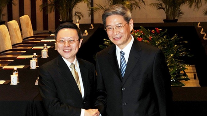  Ông Vương Úc Kỳ (trái) và ông Trương Chí Quân trong cuộc hội đàm hôm 11/2. Ảnh: SCMP