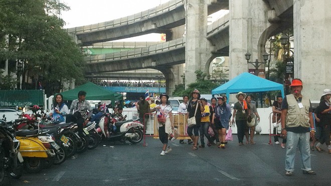 Người biểu tình chặn đại lộ Ratchadamri ở Bangkok. Ảnh : SÁU NGHỆ