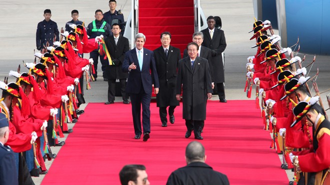 Ngoại trưởng Mỹ John Kerry (bên trái ở hàng giữa) đến Seoul ngày 13/2. Ảnh: Xinhua