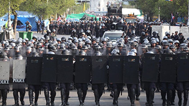 Cảnh sát Thái Lan ra quân giải tán biểu tình. Ảnh: Bangkok Post