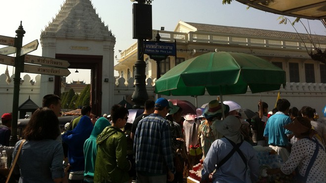 Du khách nước ngoài chen nhau trước cổng Hoàng cung ở Bangkok sáng 2/2/2014. ẢNH: SÁU NGHỆ