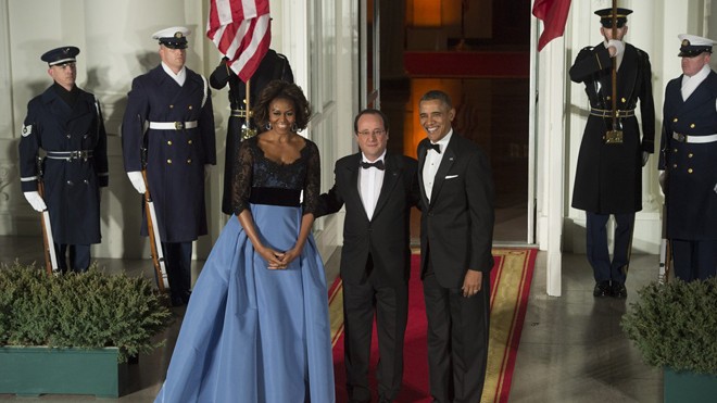 Vợ chồng tổng thống Obama tiếp đón tổng thống Hollande trước bữa quốc yến