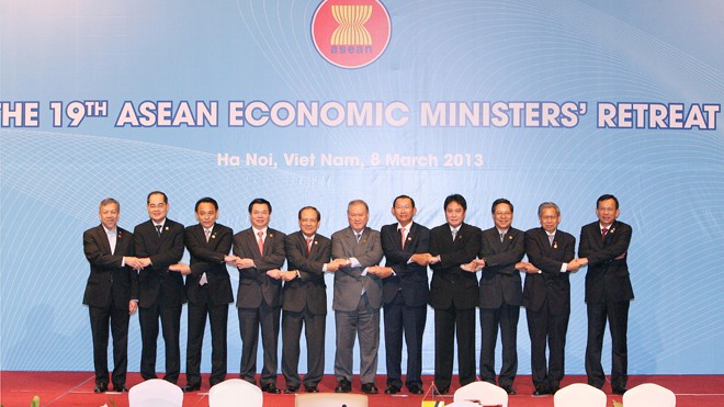 Các bộ trưởng kinh tế ASEAN dự Hội nghị Bộ trưởng Kinh tế ASEAN lần thứ 19 và các hội nghị liên quan hồi tháng 3/2013 tại Hà Nội. Ảnh: TTXVN
