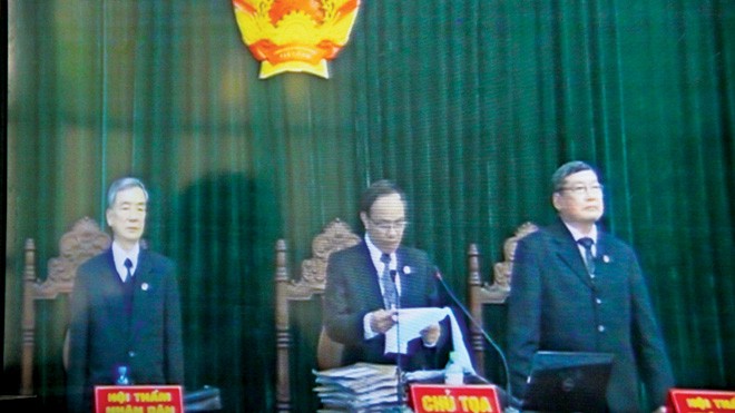 Ông Trương Việt Toàn (giữa) - chủ tọa phiên xét xử Dương Tự Trọng (em trai ông Dương Chí Dũng) hồi tháng 1 vừa qua