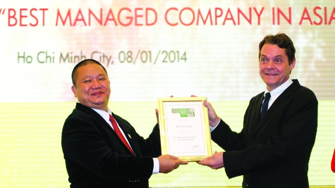 Ông Marcus H. Langston, Giám đốc châu Á Tạp chí Euromoney tại châu Á trao tặng giải thưởng “Công ty được quản lý tốt nhất Châu Á 2014” cho ông Lê Phước Vũ - Chủ tịch HĐQT HSG