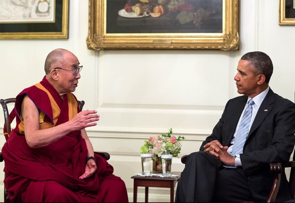 Tổng thống Mỹ Barack Obama tiếp đón nhà sư Tây Tạng lưu vong Đạt Lai Lạt Ma tại phòng Bản đồ ngày 21.2.2014 - Ảnh: Nhà Trắng