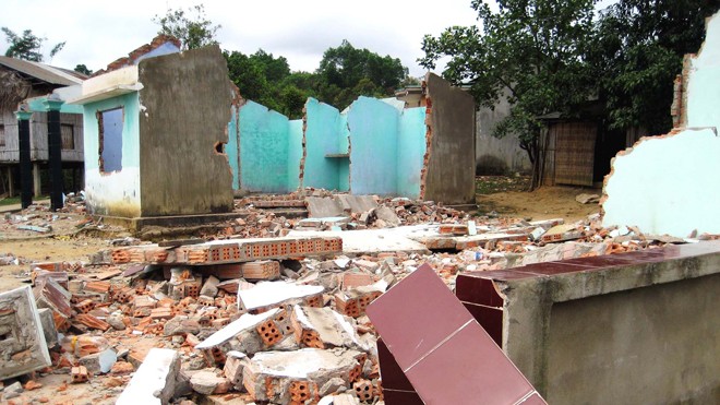 Nhà cửa kiên cố ở Bút Tưa đã bị dân làng đập bỏ không thương tiếc. Ảnh: Nguyễn Thành