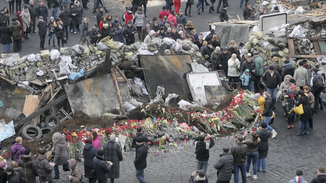 Tưởng niệm người biểu tình thiệt mạng tại Quảng trường Độc lập ở Kiev. Ảnh: AP