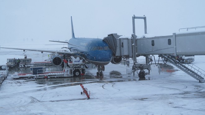 Chiếc máy bay đầu tiên của Vietnam Airlines xuất hiện tại sân bay Asahikawa Nhật Bản phủ đầy tuyết. Ảnh: Vũ Tiến