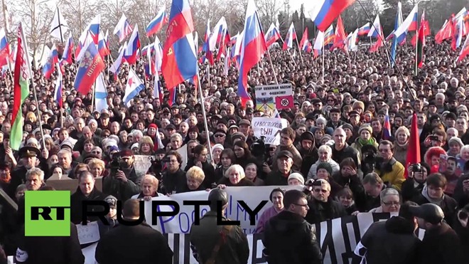 Hơn 20.000 người Ukraine tụ tập ở thành phố Sevastopol hôm 23/2 hát bài hát và vẫy cờ Nga để ủng hộ quan hệ gần gũi hơn với Nga. Ảnh: Guardian