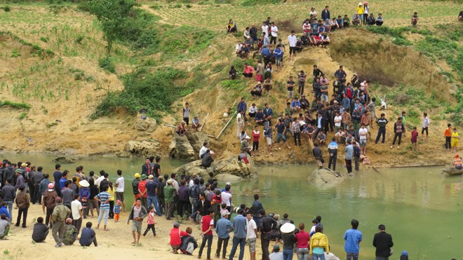 Gần nghìn người dân tập trung tại suối Troóc vì sức hút của cây sưa