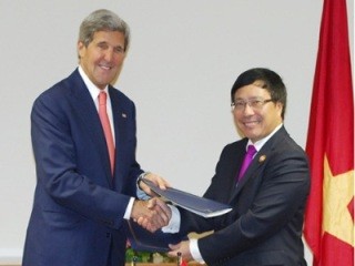  Phó thủ tướng, Bộ trưởng Ngoại giao Việt Nam Phạm Bình Minh (phải) và Ngoại trưởng Mỹ John Kerry ký tắt Hiệp định Cung cấp hạt nhân dân sự tại Brunei vào 10.10.2013 - Ảnh: Nhật Bắc (Thanh Niên)