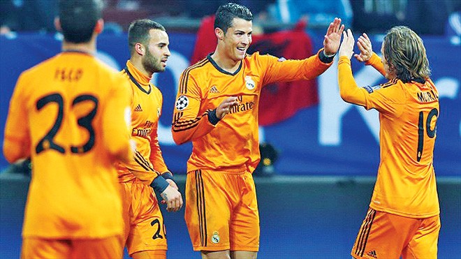 Ronaldo chia vui cùng đồng đội trong ngày Real Madrid lập kỷ lục Champions League. ảnh: Getty Images