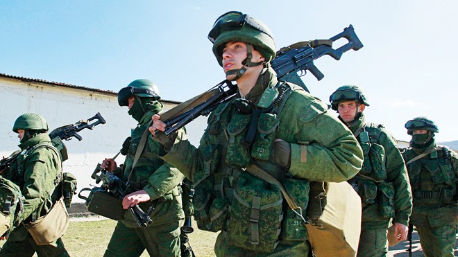 Các binh sĩ trên thành phố Simferopol hôm 4/3. Ảnh: The Guardian