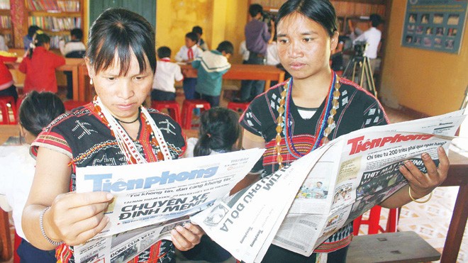  Người dân vùng biên giới đọc báo Tiền Phong ở Phòng đọc biên giới 