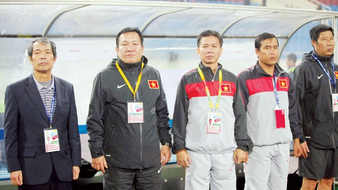 HLV Hoàng Văn Phúc (thứ hai bên trái) vẫn chưa đưa ra quyết định chính thức với ĐT Việt Nam. ảnh: VSI