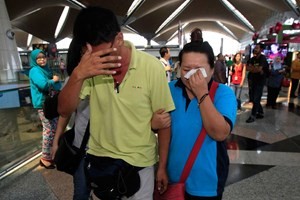  Người thân ngóng chờ thông tin về chiếc máy bay mất tích tại sân bay Kuala Lumpur. 