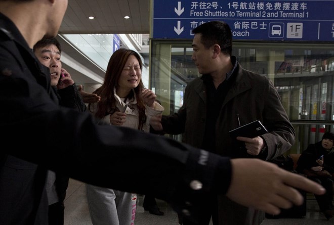Một phụ nữ trẻ tại sân bay Bắc Kinh òa khóc khi nghe tin máy bay mất tích (Nguồn: AFP) 