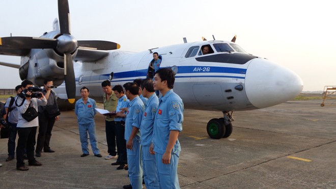 Sáng 9/3, tổ bay của chiếc máy bay AN 26 số hiệu 261 của Việt Nam chuẩn bị cất cánh, tham gia tìm kiếm máy bay Malaysia mất tích. Ảnh: Trường Điền