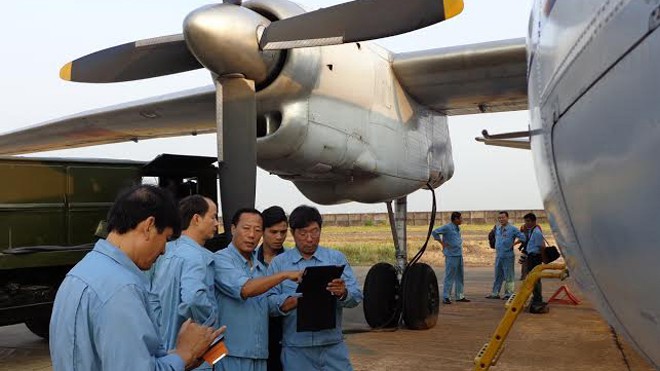 Các thành viên tổ bay Lữ đoàn không quân 918 trao đổi nghiệp vụ trước giờ cất cánh. ảnh: Trường Điền
