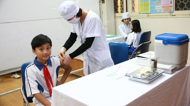 Tiêm vắc xin sởi-rubella cho trẻ trong chiến dịch tại trường học