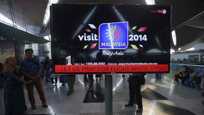  Màn hình thông tin ở sân bay quốc tế Kuala Lumpur (Malaysia) hiện dòng chữ “Hãy cùng cầu nguyện cho chuyến bay MH370”