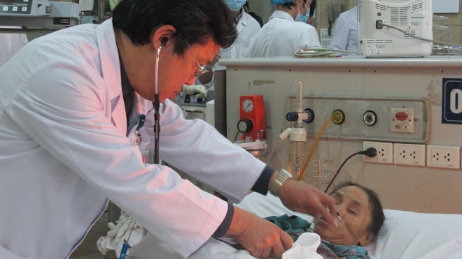 Bác sĩ Sơn đang khám bệnh cho bệnh nhân ngộ độc nấm