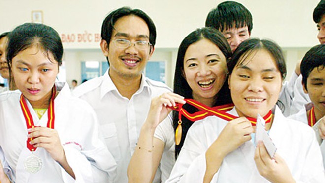 Thúy Hồng (thứ 3 từ trái sang) và chồng bên các học trò Judo khiếm thị (Nguồn: SGGP Online)