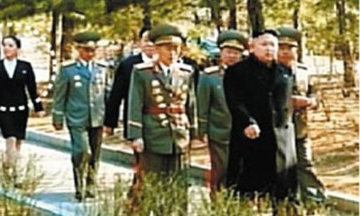 Nhà lãnh đạo Kim Jong-un đi thăm một điểm bỏ phiếu.