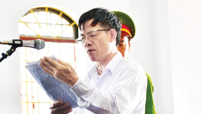  Bị cáo Vũ Việt Hùng đọc đơn kêu oan trước tòa